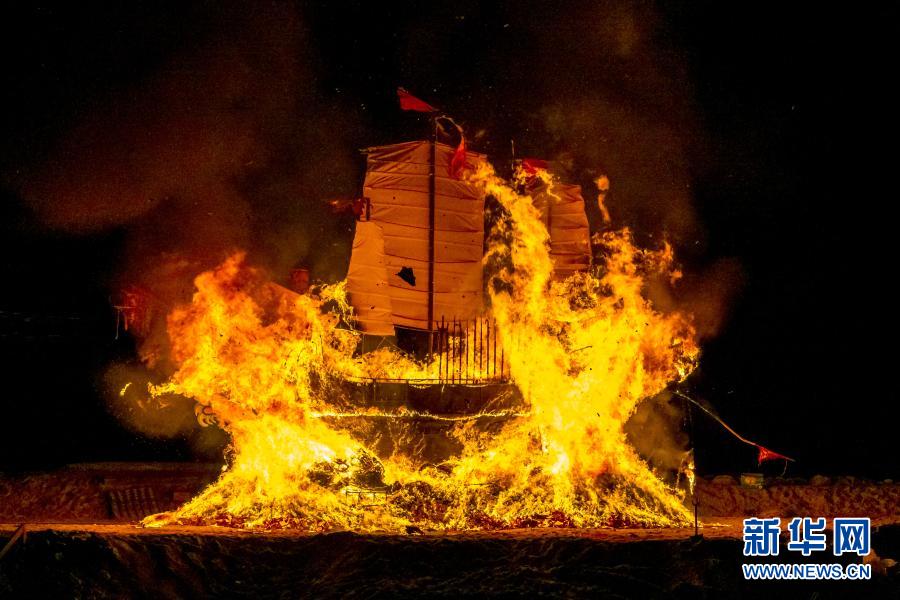 11月16日凌晨，在马来西亚马六甲，“国安号”王船被焚化。北京时间12月17日晚，中国与马来西亚联合申报的“送王船——有关人与海洋可持续联系的仪式及相关实践”项目，经联合国教科文组织保护非物质文化遗产政府间委员会评审通过，列入联合国教科文组织人类非物质文化遗产代表作名录。送王船是广泛流传于我国闽南地区和马来西亚马六甲沿海地区禳灾祈安的民俗活动。新华社发（沈德源摄）