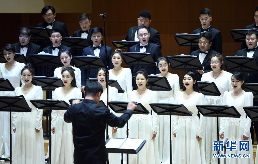        12月19日，中国交响乐团合唱团成员在音乐会上演唱。　　新华社记者金良快摄