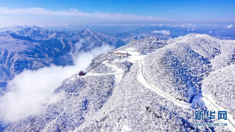12月20日拍摄的雪后初霁的龙头山景区（无人机照片）。连续几场瑞雪将川陕交界的汉中市南郑区龙头山景区，变成漫山雾凇的童话世界。新华社记者 陶明 摄
