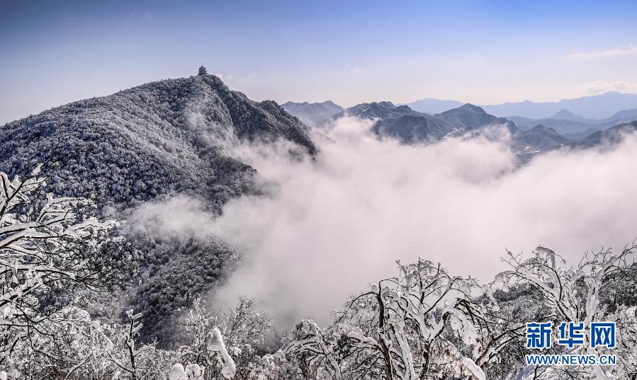12月20日拍摄的雪后初霁的龙头山景区。连续几场瑞雪将川陕交界的汉中市南郑区龙头山景区，变成漫山雾凇的童话世界。新华社记者 陶明 摄