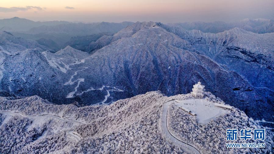 12月20日拍摄的晨曦中的龙头山景区（无人机照片）。连续几场瑞雪将川陕交界的汉中市南郑区龙头山景区，变成漫山雾凇的童话世界。新华社记者 陶明 摄