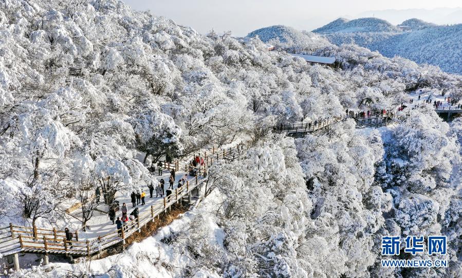 12月20日，游人在龙头山景区游览（无人机照片）。连续几场瑞雪将川陕交界的汉中市南郑区龙头山景区，变成漫山雾凇的童话世界。新华社记者 陶明 摄