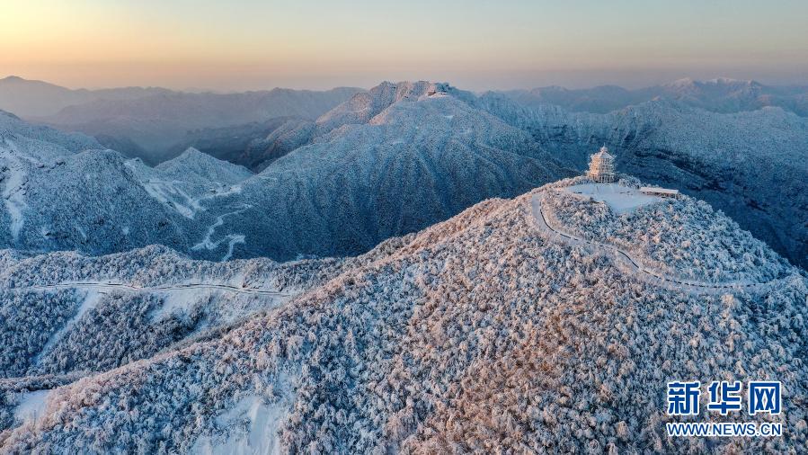 12月20日拍摄的晨曦中的龙头山景区（无人机照片）。连续几场瑞雪将川陕交界的汉中市南郑区龙头山景区，变成漫山雾凇的童话世界。新华社记者 陶明 摄