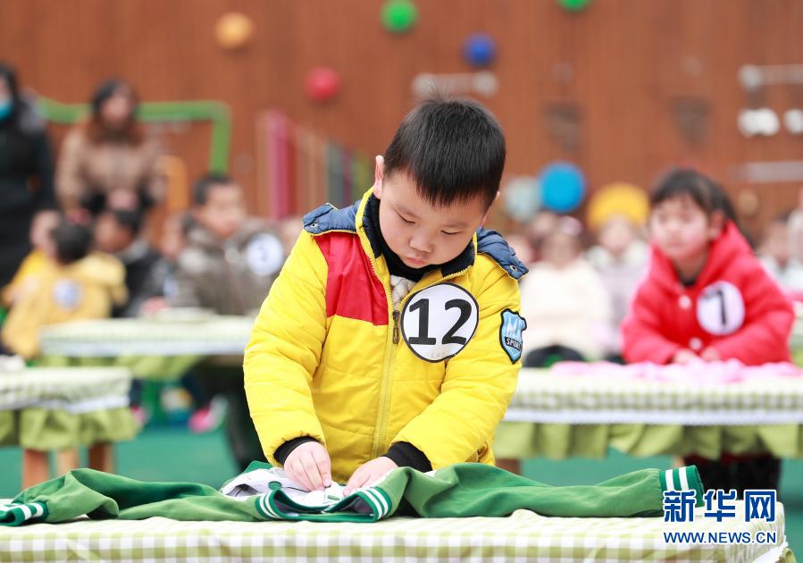 12月21日，四川省华蓥市清溪路幼儿园的小朋友在参加叠衣服比赛。新华社发（邱海鹰 摄）