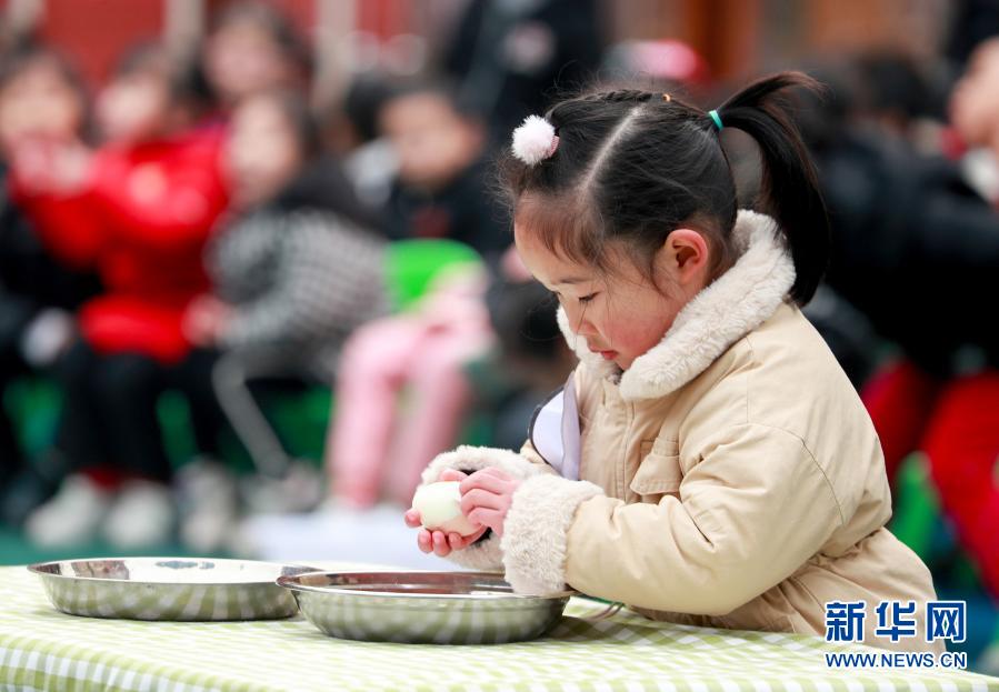 12月21日，四川省华蓥市清溪路幼儿园的小朋友在参加剥熟鸡蛋比赛。新华社发（邱海鹰 摄）