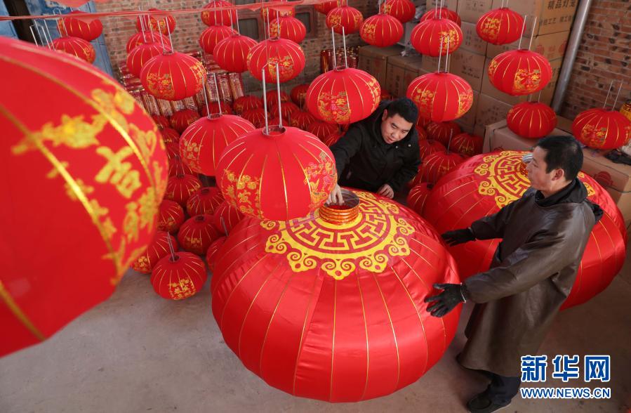 12月21日，在河南省武陟县西陶镇石荆村一家灯笼加工厂，顾客在挑选大红灯笼。新华社发（冯小敏 摄）