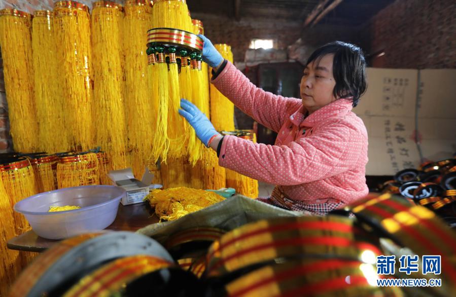 12月21日，在河南省武陟县西陶镇石荆村一家灯笼加工厂，工人在制作灯笼。新华社发（冯小敏 摄）
