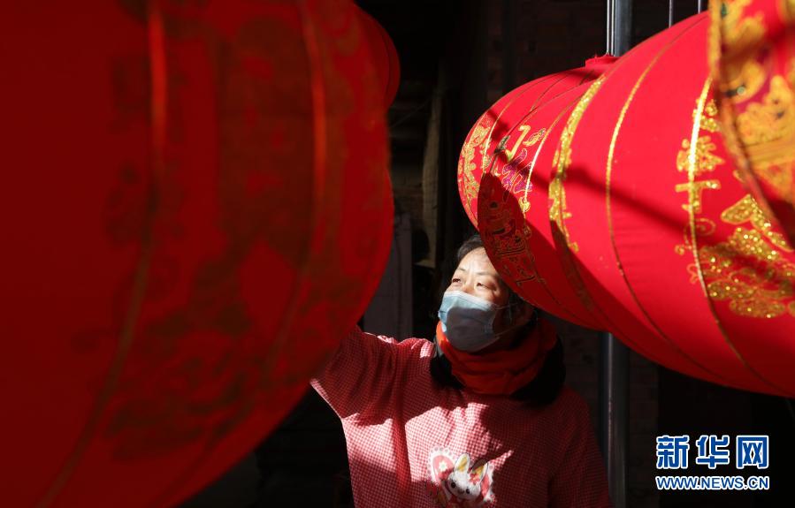 12月21日，在河南省武陟县西陶镇石荆村一家灯笼加工厂，顾客在挑选大红灯笼。新华社发（冯小敏 摄）