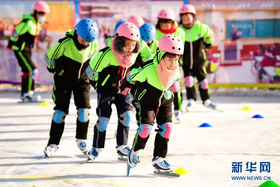 12月21日，乌兰察布市集宁区建国四路小学短道速滑队在校园冰雪文化节上表演。新华社发（王正 摄）