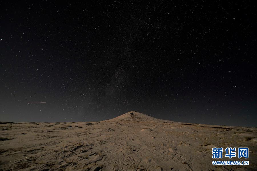 12月20日拍摄的乌兰哈达火山群7号火山。冬日夜间，位于内蒙古乌兰察布市察哈尔右翼后旗的乌兰哈达火山群上空繁星闪烁，景色迷人。新华社发（王正 摄）