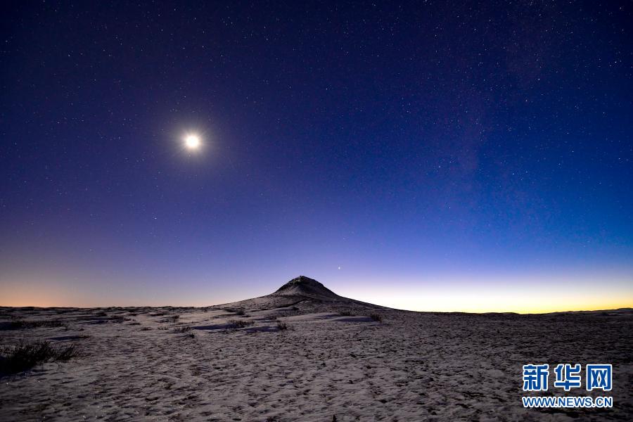 12月20日拍摄的乌兰哈达火山群8号火山。冬日夜间，位于内蒙古乌兰察布市察哈尔右翼后旗的乌兰哈达火山群上空繁星闪烁，景色迷人。新华社发（王正 摄）