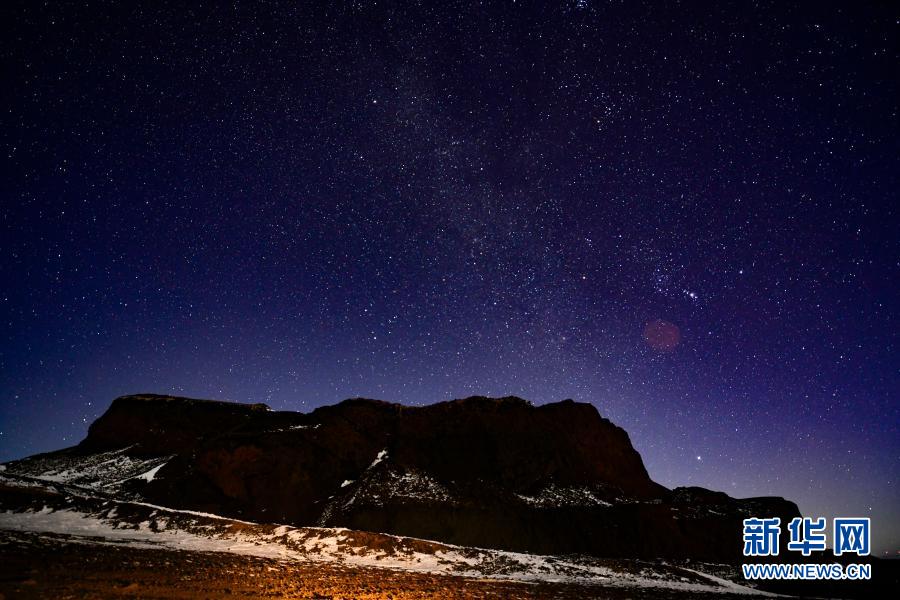 12月20日拍摄的乌兰哈达火山群6号火山。冬日夜间，位于内蒙古乌兰察布市察哈尔右翼后旗的乌兰哈达火山群上空繁星闪烁，景色迷人。新华社发（王正 摄）