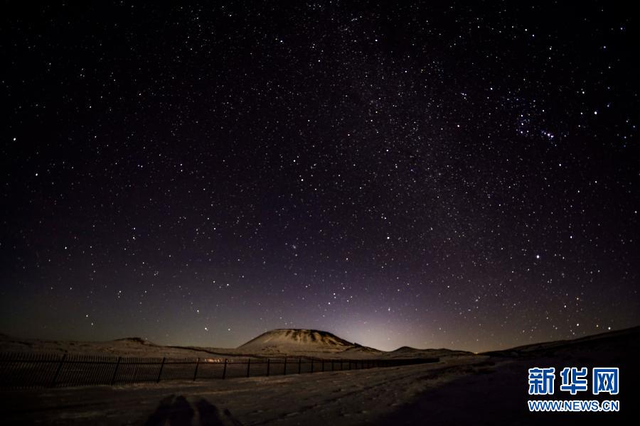 12月20日拍摄的乌兰哈达火山群3号火山。冬日夜间，位于内蒙古乌兰察布市察哈尔右翼后旗的乌兰哈达火山群上空繁星闪烁，景色迷人。新华社发（王正 摄）