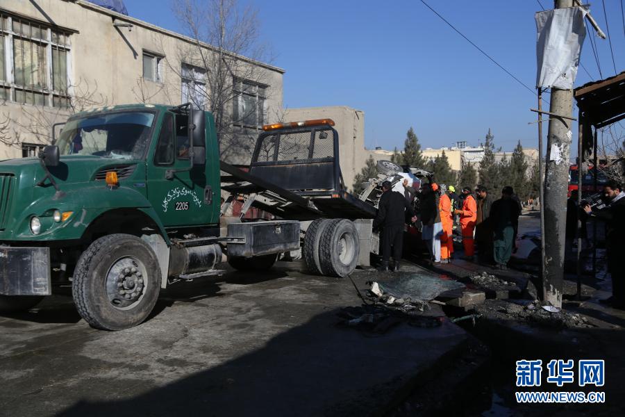 12月22日，在阿富汗首都喀布尔，工作人员清理爆炸现场。阿富汗警方22日证实，首都喀布尔当天上午发生一起炸弹袭击，造成5人死亡、2人受伤。新华社发（赛义德摄）