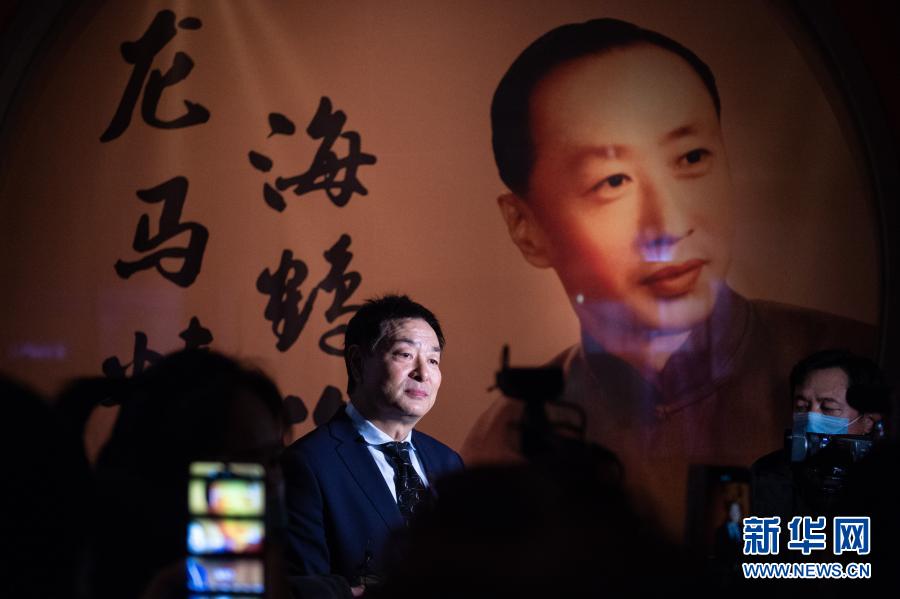 12月22日，表演艺术家濮存昕在马连良先生诞辰120周年纪念展上。当日，“龙马精神海鹤姿——马连良先生诞辰120周年纪念展”在北京首都博物馆开幕。2021年是中国著名京剧艺术家、“马派”艺术创始人马连良诞辰120周年，展览以马连良的生平经历和舞台艺术为主线，通过一百余组件文献、文物及图片、影像资料等展现了马连良的舞台生涯和“马派”艺术精华。展览举办时间为2020年12月22日至2021年5月23日。新华社记者 陈钟昊 摄