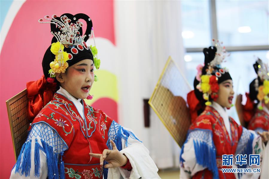 12月22日，在承德市双桥区魁星园小学京剧课堂，学生表演京剧《红娘选段》。 河北省承德市双桥区魁星园小学是一所京剧艺术教育特色学校，荣获“全国中小学中华优秀文化艺术传承学校”称号。该校将京剧作为校本课程纳入学校课程表，学校组织力量自编教材，聘请专业教师为学生上课，教授京剧表演技艺和经典唱段，让孩子们“学起来”“唱出来”“舞起来”，感受传统戏曲文化的魅力。 新华社发（刘环宇 摄）