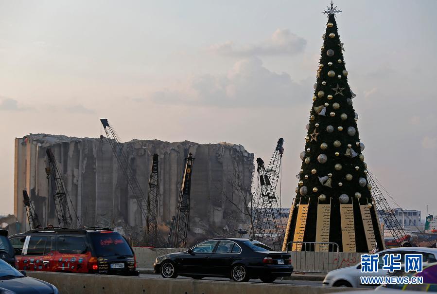 12月22日，黎巴嫩贝鲁特港口爆炸废墟附近一棵圣诞树上面挂着爆炸中死难者的名字。贝鲁特港口区8月4日发生剧烈爆炸，造成至少190人死亡、6500多人受伤。新华社发（比拉尔·贾维希摄）