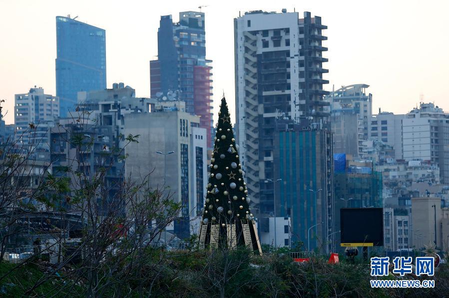 12月22日，黎巴嫩贝鲁特港口爆炸废墟附近一棵圣诞树上面挂着爆炸中死难者的名字。新华社发（比拉尔·贾维希摄）