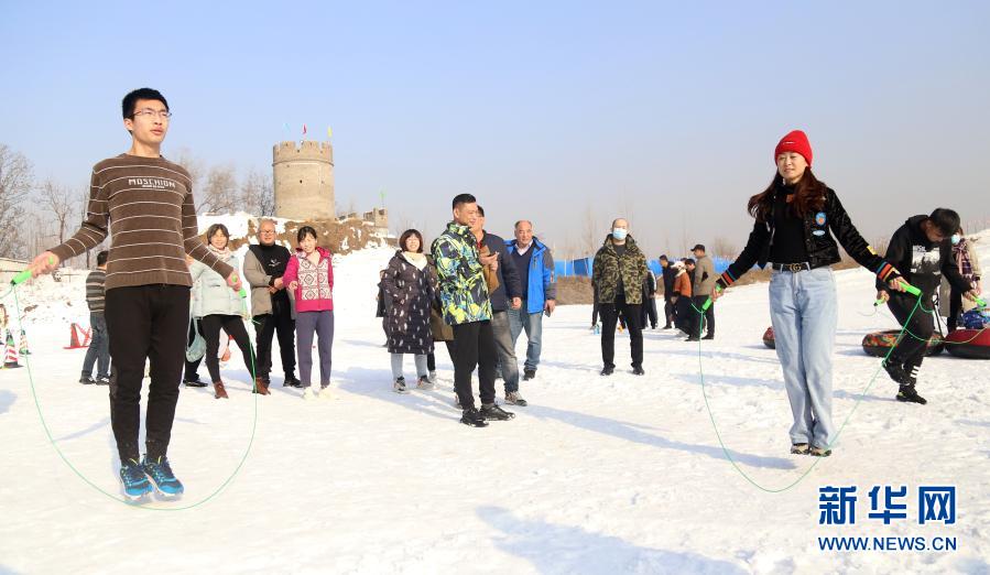 12月23日，选手参加雪地1分钟跳绳比赛。当日，河北省沧州市沧县举行冰雪趣味运动会，百余名选手参加了拉雪圈、雪地保龄球、雪地跳绳、雪地爬犁等项目的比拼，运动会将趣味竞赛与全民健身结合，让群众享受冰雪运动带来的快乐。新华社发（周洋 摄）