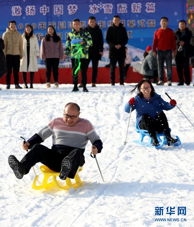 12月23日，选手参加雪地爬犁比赛。当日，河北省沧州市沧县举行冰雪趣味运动会，百余名选手参加了拉雪圈、雪地保龄球、雪地跳绳、雪地爬犁等项目的比拼，运动会将趣味竞赛与全民健身结合，让群众享受冰雪运动带来的快乐。新华社发（周洋 摄）