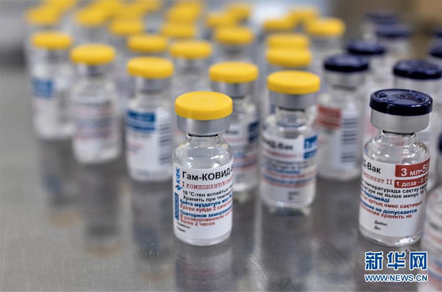 这是12月22日在哈萨克斯坦卡拉干达州一家制药厂拍摄的“卫星V”新冠疫苗生产线。哈萨克斯坦卫生部说，俄制“卫星V”疫苗预计将在明年2月11日前在哈萨克斯坦完成注册，制药厂将在明年2月、3月和4月分别生产8万、15万和60万剂疫苗，医务人员、超过65岁的老人和慢性病患者将优先接种。新华社发（奥斯帕诺夫 摄）