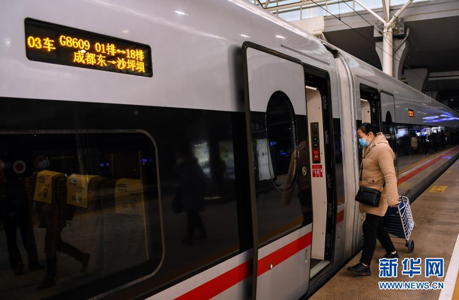 12月24日，在成都火车东站，乘客登上成渝高铁成都东至沙坪坝G8609次列车“静音车厢”所在的3号车厢。新华社记者 王曦 摄