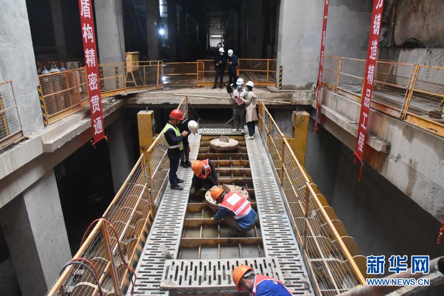12月24日，施工人员在佛山地铁3号线新松站进行盾构机钢套筒拆解作业。新华社记者 吕诚成 摄