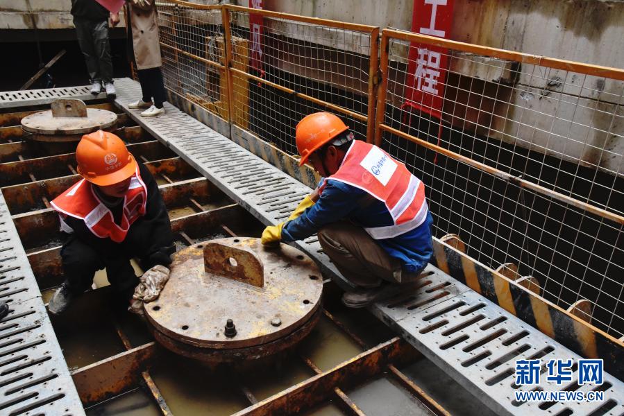 12月24日，施工人员在佛山地铁3号线新松站进行盾构机钢套筒拆解作业。新华社记者 吕诚成 摄