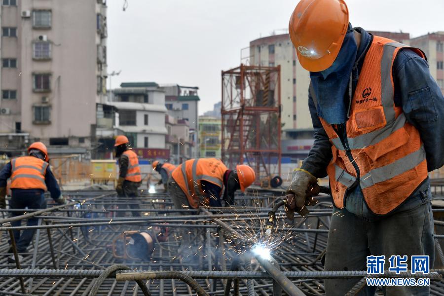 12月24日，施工人员在佛山地铁3号线新松站进行钢筋笼焊接作业。新华社记者 吕诚成 摄