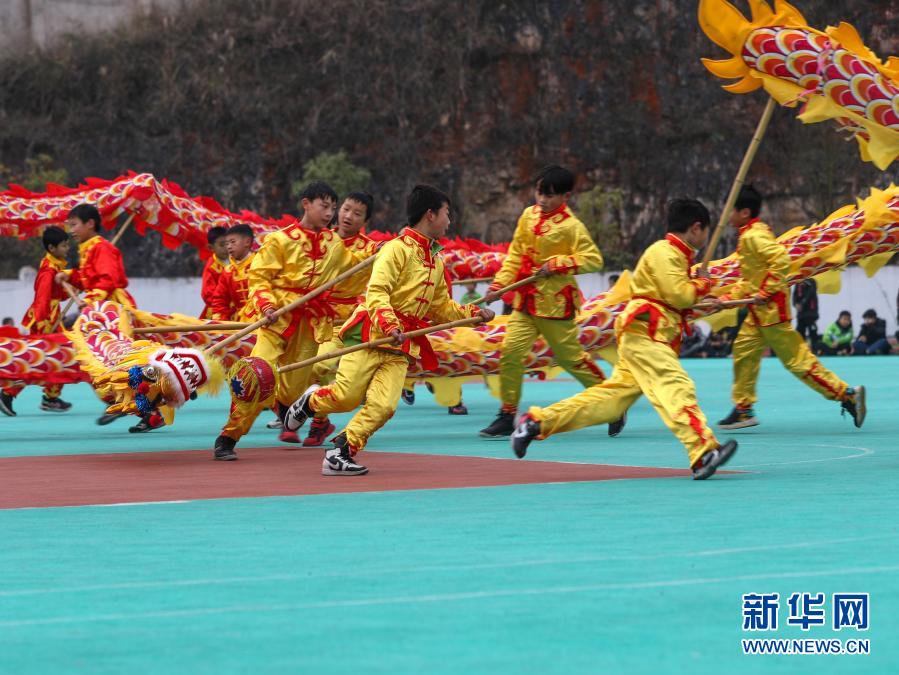 12月25日，在玉屏侗族自治县朱家场镇兴隆小学，学生们表演舞龙。近年来，贵州省铜仁市玉屏侗族自治县在村级小学大力推广舞龙，让学生得到锻炼的同时，感受传统文化的魅力。新华社发（胡攀学 摄）