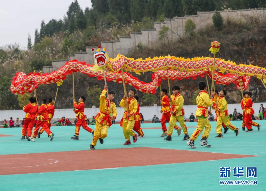 12月25日，在玉屏侗族自治县朱家场镇兴隆小学，学生们表演舞龙。新华社发（胡攀学 摄）