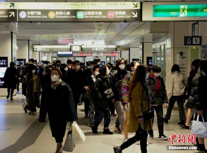 当地时间12月17日,日本东京都政府召开新冠疫情监测会议,将医疗资源相关的警戒级别上调至最高级的“告急”,这也是首次将该级别上调至最高。图为东京某车站内乘客众多。<a target='_blank' href='http://www.chinanews.com/'>中新社</a>记者 吕少威 摄 点击进入下一页