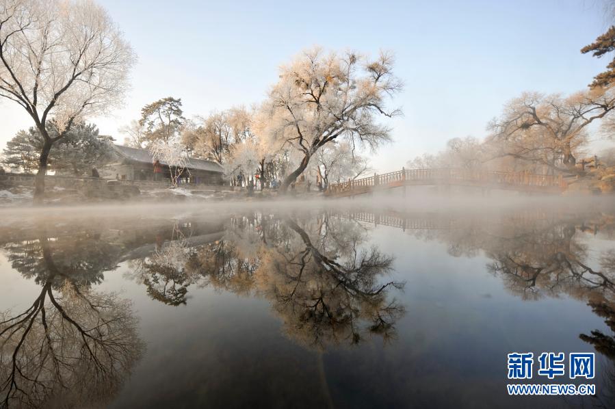 这是12月27日拍摄的承德避暑山庄雾凇美景。新华社发（王立群 摄）