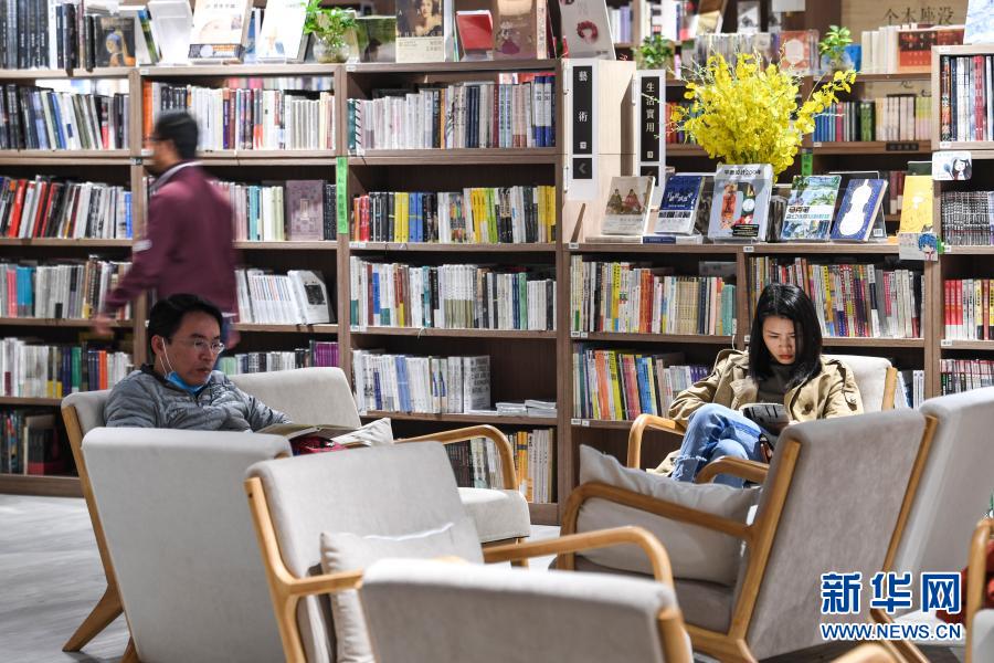 12月27日，市民在南宁市一家书店阅读。近年来，广西南宁市将公共图书馆、图书流通点、商业书店等资源充分整合，不断增强公共文化服务能力，为读者提供优质的公共阅读空间。新华社记者 曹祎铭 摄
