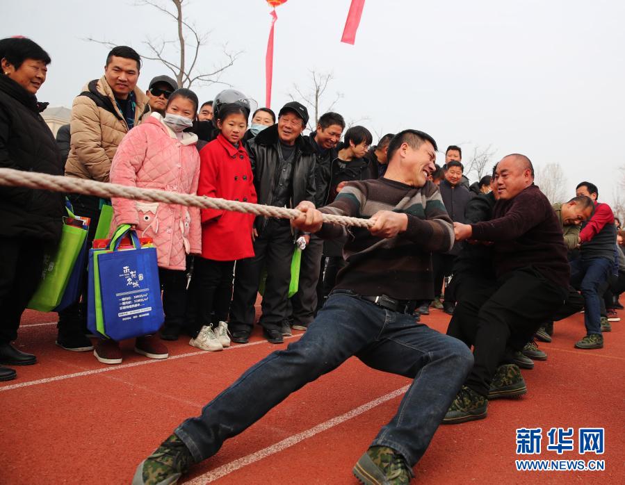 12月27日，瑶沟乡农民在参加拔河比赛。当日，一场农民趣味运动会在江苏省宿迁市泗洪县瑶沟乡举行。拔河、扛粮食、拉石滚、两人三足、剥玉米等8个趣味运动项目，吸引了众多村民参与。自2018年以来，该乡每年都在新年前夕举办农民趣味运动会，倡导热爱体育运动的生活风尚。新华社发（许昌亮 摄）