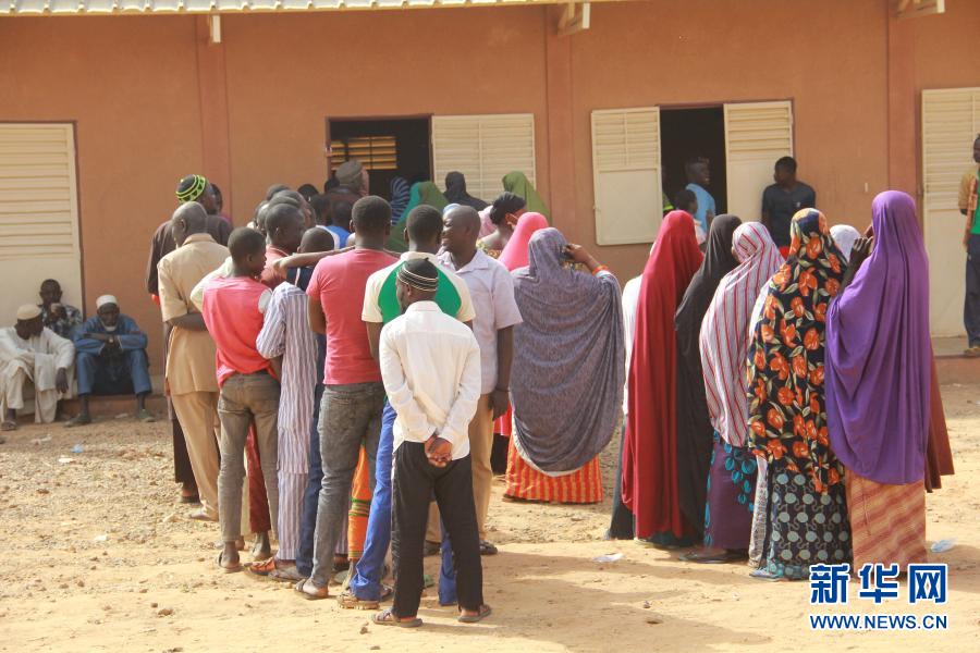 12月27日，在尼日尔首都尼亚美，选民排队投票。尼日尔27日举行总统和议会选举，选民将投票选出新总统和171名议会议员。新华社发