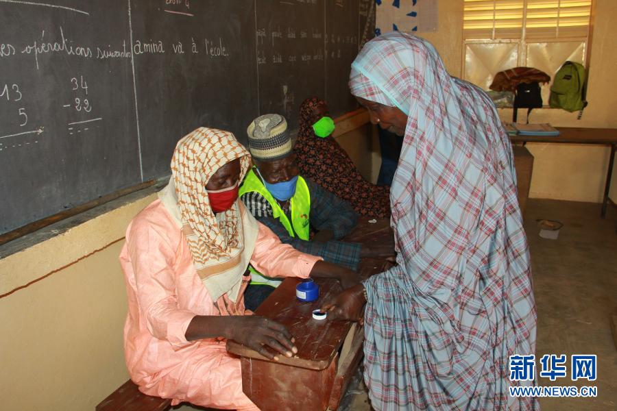 12月27日，在尼日尔首都尼亚美，一名选民参加投票。尼日尔27日举行总统和议会选举，选民将投票选出新总统和171名议会议员。新华社发