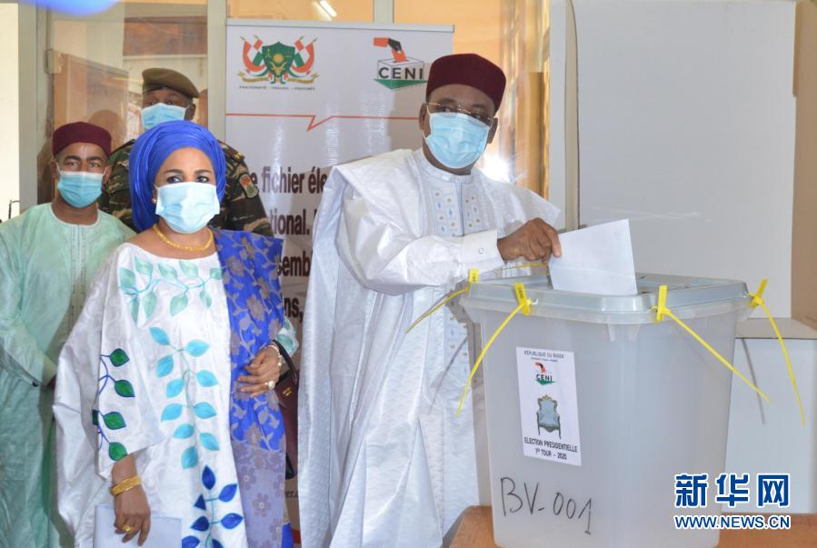 12月27日，尼日尔现任总统伊素福在首都尼亚美的一处投票站投票。尼日尔27日举行总统和议会选举，选民将投票选出新总统和171名议会议员。新华社发