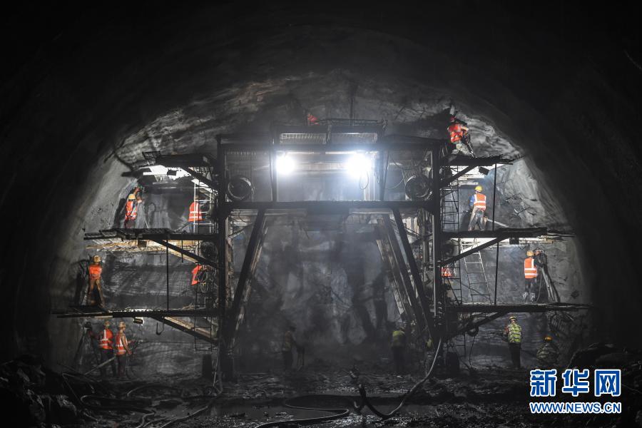 12月28日，在南玉高铁6标段，工人在隧道掌子面施工。南（宁）玉（林）高铁是南宁至深圳高铁的重要组成部分，设计时速350公里，目前工程建设进展顺利。新华社记者 曹祎铭 摄