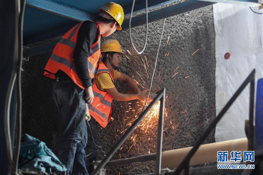 12月28日，在南玉高铁6标段，工人在隧道内施工。南（宁）玉（林）高铁是南宁至深圳高铁的重要组成部分，设计时速350公里，目前工程建设进展顺利。新华社记者 曹祎铭 摄