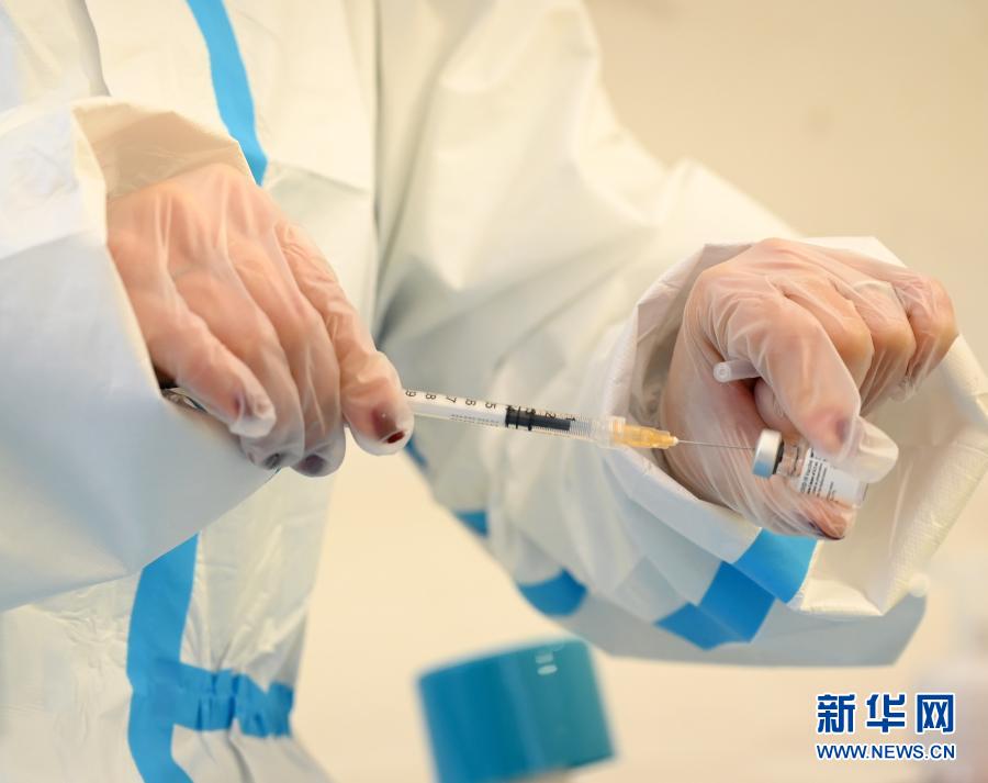 12月28日，在意大利罗马一家医院，医护人员准备进行新冠疫苗接种。新华社发（阿尔贝托·林格利亚摄）