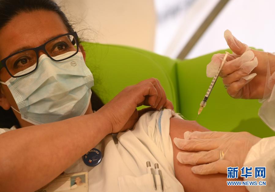 12月28日，在意大利罗马一家医院，一名医护人员接种新冠疫苗。新华社发（阿尔贝托·林格利亚摄）
