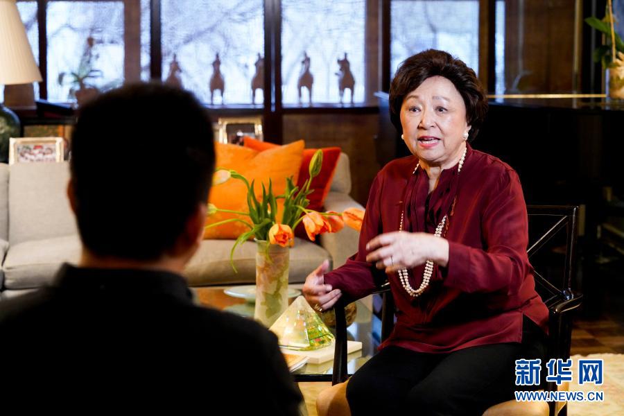美国知名华人社会活动家杨雪兰女士家人12月28日早间发布消息说，杨雪兰于26日在纽约市一家医院去世，享年85岁。这是杨雪兰在位于美国纽约的家中接受采访的资料照片（3月6日摄）。新华社记者王迎摄