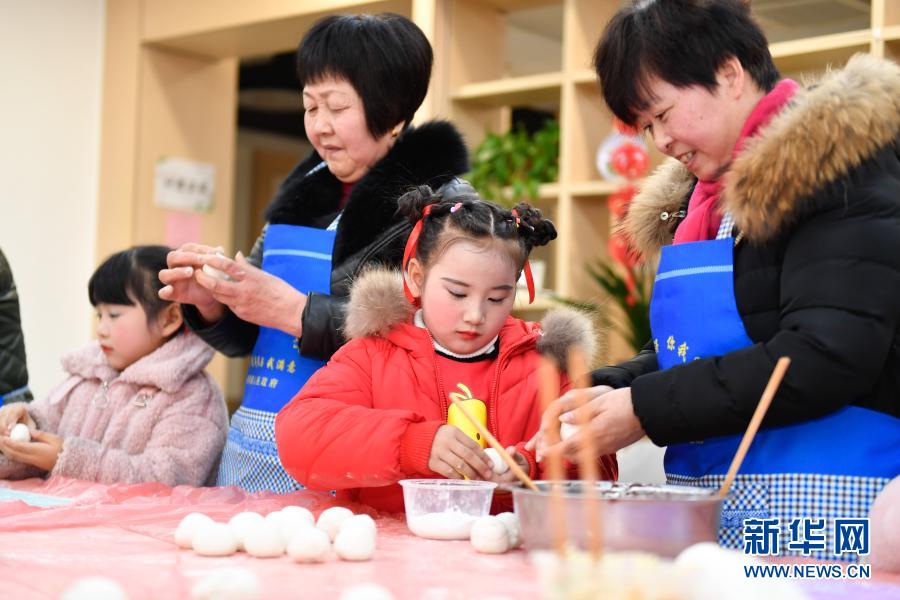 12月29日，湖州南浔区南浔镇横街村老人与幼儿园小朋友一起制作汤圆。新华社记者 黄宗治 摄