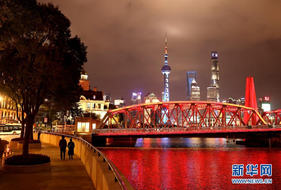 12月28日，游人在苏州河外白渡桥附近散步。新华社记者 陈飞 摄