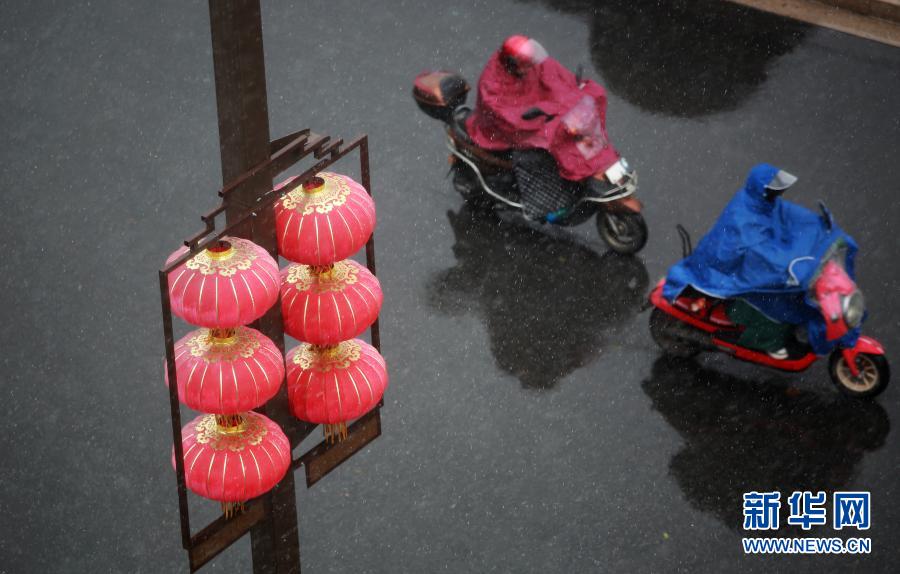 12月29日，在江苏省扬州市街头，市民冒雪骑车出行。当日，入冬最强寒潮来袭，多地迎来降雪天气。新华社发（王彦冰 摄）