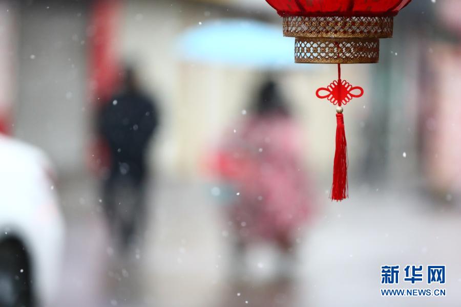 12月29日，市民冒雪行走在山东省滕州市街头。当日，入冬最强寒潮来袭，多地迎来降雪天气。新华社发（王彦冰 摄）