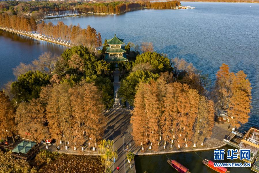 12月30日拍摄的武汉东湖行吟阁风光（无人机照片）。当日，武汉市雪后放晴，东湖景色美丽如画。新华社记者 杜华举 摄