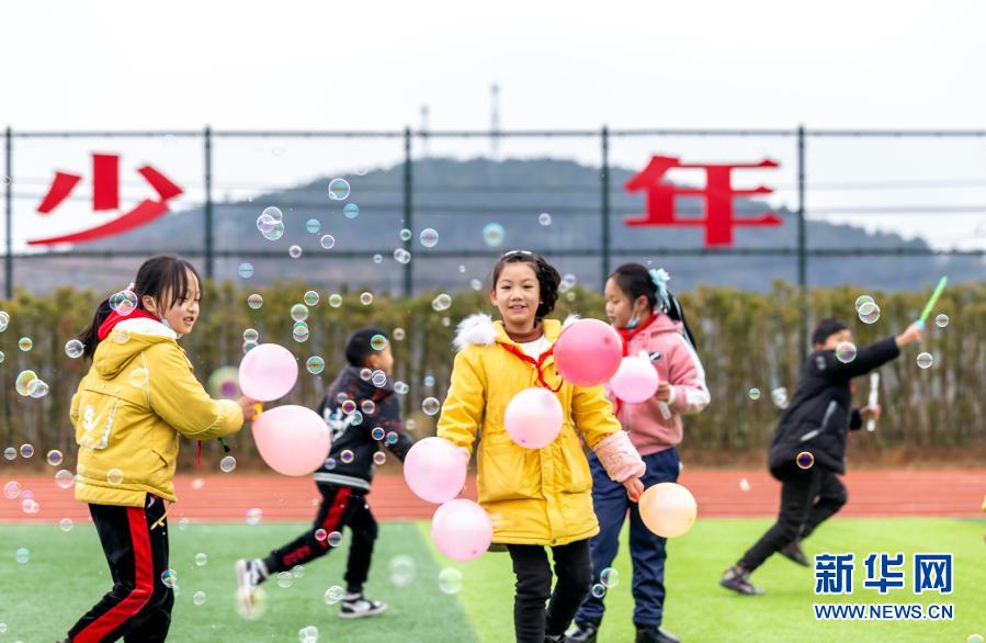 12月30日，贵州省毕节市黔西县锦绣学校的学生在参加运动游戏。锦绣学校是贵州省毕节市黔西县今年为易地扶贫搬迁新建的学校，该校学生全部来自锦绣花都易地扶贫搬迁户。在建校后的首个元旦前夕，该校组织新年联欢会、剪纸、歌舞表演、运动游戏等活动，让搬出大山的孩子在欢乐祥和的气氛中迎接新年。新华社发（范晖 摄）