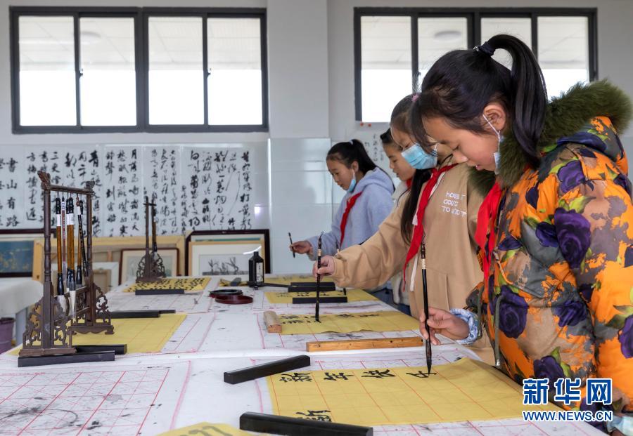 12月30日，贵州省毕节市黔西县锦绣学校的学生在参加书法活动。锦绣学校是贵州省毕节市黔西县今年为易地扶贫搬迁新建的学校，该校学生全部来自锦绣花都易地扶贫搬迁户。在建校后的首个元旦前夕，该校组织新年联欢会、剪纸、歌舞表演、运动游戏等活动，让搬出大山的孩子在欢乐祥和的气氛中迎接新年。新华社发（范晖 摄）